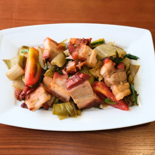 Heo quay xào cải chua