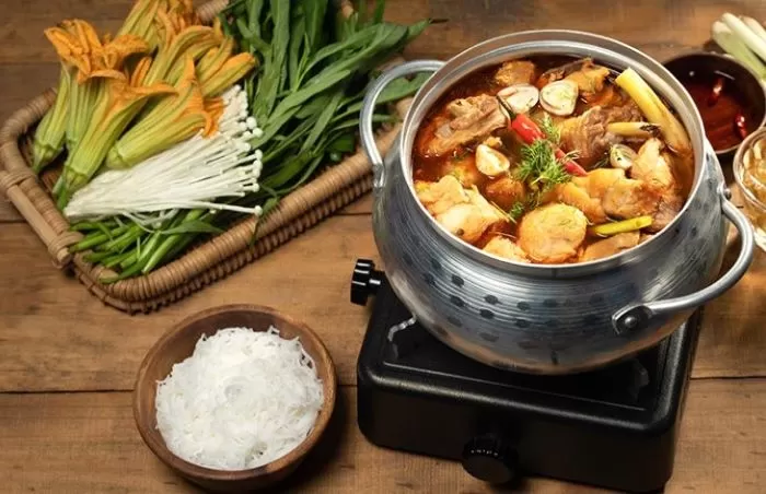 Lẩu gà ta hầm sả - 1/2 con