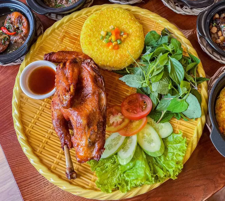 Mẹt combo Gà ta (Gà Roti + Cơm cháy + Rau) - 1/2 con