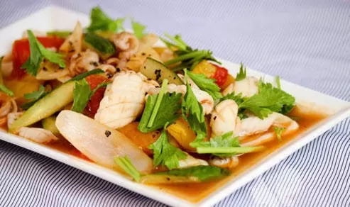 Mực xào dưa leo/ hành cần/ cà chua