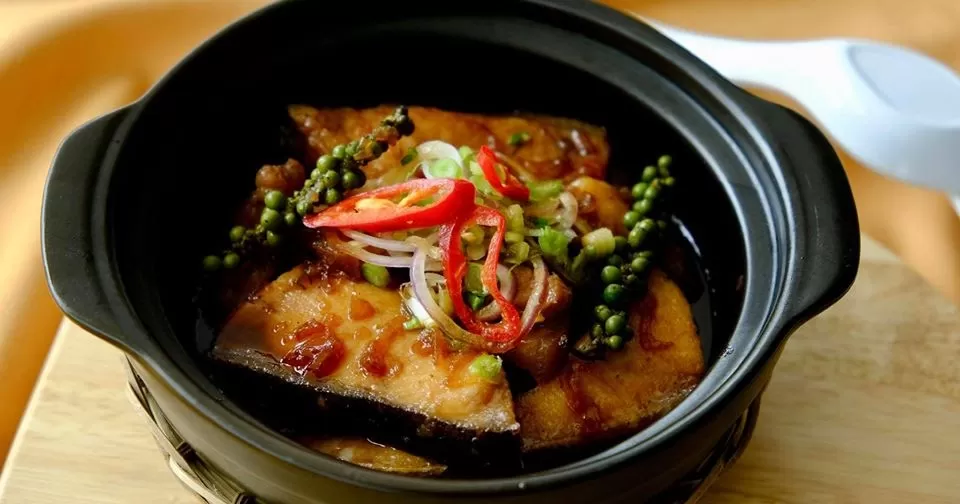 Cá bớp kho tộ + thịt ba chỉ