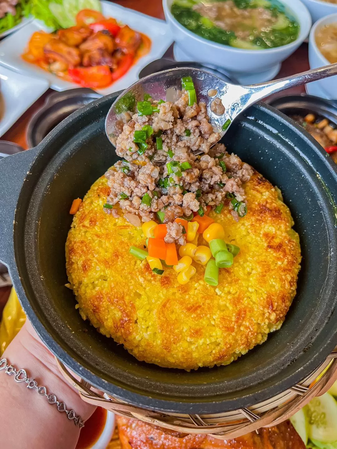 Cơm niêu cháy - thịt bằm mỡ hành