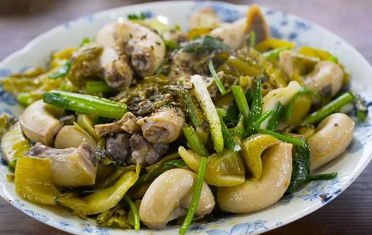 Dồi trường xào cải chua