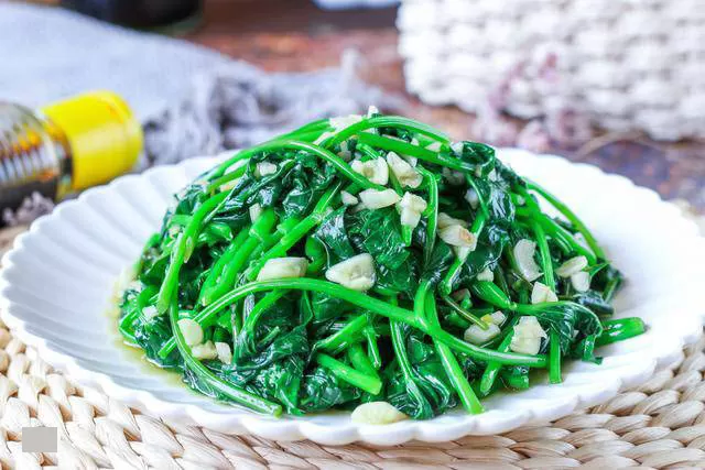 Rau khoai lang xào tỏi